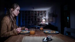 Claudia Garschke (Odine Johne) bangt um das Leben ihres entf&uuml;hrten Sohnes.