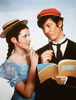 Die kesse Berlinerin Lilly Klausing (Kristina Nel) und der Abiturient Ludwig (Hansi Kraus) sind sehr angetan voneinander.