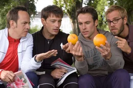 Adam (Marco Girnth, 2.v.r.) zeigt Ulf (Moritz Lindbergh, l.), Karl (Jan Sosniok, 2.v.l.) und Stefan (Dominic Boeer, r.) die unterschiedlichen Brustgr&ouml;&szlig;en vor und nach dem Orgasmus - anhand von Orangen.