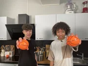 Eigentlich waren Leon und Noah ziemlich gut auf ihr senegalesisches Kochabenteuer vorbereitet. Doch mit einer solchen Herausforderung hatten sie so gar nicht gerechnet: Leon soll Noah die ersten Schritte des Gerichts Maf&eacute; pantomimisch erkl&auml;ren und Noah muss nach diesen Anweisungen vorgehen.