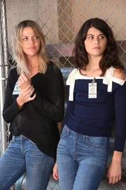 Mickey (Kaitlin Olson, l.) glaubt, Sabrina (Sofia Black-D'Elia, r.) m&uuml;sste endlich mit der Inhaftierung ihrer Mutter abschlie&szlig;en und zwingt sie zu einem Besuch im Gef&auml;ngnis ...