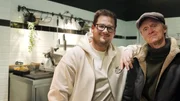 So schick war die Kurzstrecke noch nie! Pierre M. Krause (re.) darf Chris Tall f&uuml;r eine Fernsehaufzeichnung einkleiden. Und nat&uuml;rlich ist ihm da das Hemd n&auml;her als die Hose. Glattgeb&uuml;gelte Gespr&auml;che und Themen von der Stange wird man dabei nicht finden - hier ist alles ma&szlig;geschneidert. Bevor den beiden aber der Kragen platzt, machen sie die Fliege und ziehen weiter, um noch eine Extrawurst zu kriegen.
