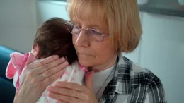 Immer liegt ein Baby in der Wiege von Elke Baumann. Als Kurzzeitpflegerin k&uuml;mmert sie sich um S&auml;uglinge, deren Zukunft ungewiss ist und die ihr vom Jugendamt in Obhut gegeben werden. 87 Babys hat Krisenmutter Elke Baumann aus Marzahn-Hellersdorf schon betreut. F&uuml;r eine begrenzte Zeit schenkt sie den Kindern Liebe und Aufmerksamkeit. - Elke Baumann k&uuml;mmert sich seit dem Mauerfall, also seit &uuml;ber 30 Jahren um Babys, die vom Jugendamt in Obhut genommen wurden.