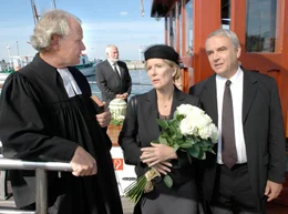 Hedi Ohlsen (Christiane H&ouml;rbiger) hat mit Pastor Kristensen (Michael K&ouml;nig, li.) eine Seebestattung f&uuml;r Johannes' (Walter Kreye) Mutter organisiert.