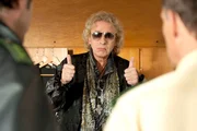 Hubert (Christian Tramitz, M.) und Staller (Helmfried von L&uuml;ttichau, r.) befragen den S&auml;nger "Johnny Silver" (Thomas Gottschalk, l.) zum aktuellen Mordfall - er hatte eine Aff&auml;re mit der Toten Julia Schwarz.