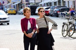 Maria (Uschi Glas) und Kiki (Hanelore Elsner) freuen sich auf die Er&ouml;ffnung des Tancaf&eacute;s.