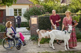 Martin (G&ouml;tz Schubert, 2. v. re.) und Nina (Tanja Wedhorn, re.) sammeln die Ziegen im Garten von Nachbar Herr Kern (Frank Streffing) ein. Frau Schmitter (Klara H&ouml;fels, li.) am&uuml;siert sich.