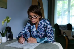 Maria (Uschi Glas) studiert die Todesanzeigen.