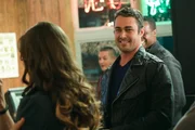 Pictured: Brittany Curan als Katie, Taylor Kinney als Kelly Severide