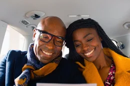 Endlich zu dritt: Salimata (Aissa Maiga) und Paul (Lucien Jean-Baptiste) k&ouml;nnen es kaum erwarten, ihren k&uuml;nftigen Sohn kennen zu lernen.