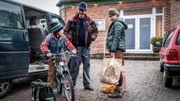 Stefan (Jan Krauter) bietet der allein erziehenden Claudia (Odine Johne) und ihrem Sohn Max (Jona Truschkowski) seine Hilfe an.