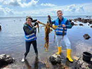 Wie k&ouml;nnen Algen bei der Klimakrise helfen? Diese Frage kl&auml;ren Meeresbiologin Dr. Julia Schnetzer vom Alfred-Wegener-Institut und "PUR+" Moderator Eric Mayer bei einer Forschungsreise auf die Insel Helgoland.