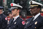 Chicago Fire Geben und Nehmen - A Coffin That Small Staffel 1, Episode 19 Sie erweisen einem Jungen die letzte Ehre: Jesse Spencer als Matthew Casey; Eamonn Walker als Chief Boden