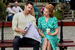 Die Holzhandwerkerin Moriah (Rachelle Lefevre, re.) m&ouml;chte den Leuchtturm in einer franz&ouml;sischen K&uuml;stenstadt restaurieren. Doch dann trifft sie auf Ben (Luke Macfarlane, li.), der andere Pl&auml;ne hat.