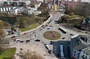 Der Lindenplatz ist ein zentraler Verkehrsknotenpunkt in L&uuml;beck.
