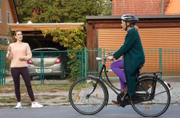 Auto verboten: Nina (Tanja Wedhorn, re.) f&auml;hrt zur Verwunderung ihrer Nachbarin Maren (Lena D&ouml;rrie) jetzt Fahrrad.