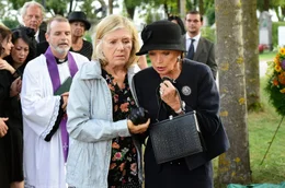Die beiden Jugendfreundinnen Helga (Jutta Speidel, li.) und Maria (Uschi Glas) treffen sich durch Zufall auf dem Friedhof wieder.