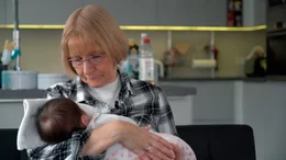 Immer liegt ein Baby in der Wiege von Elke Baumann. Als Kurzzeitpflegerin k&uuml;mmert sie sich um S&auml;uglinge, deren Zukunft ungewiss ist und die ihr vom Jugendamt in Obhut gegeben werden. 87 Babys hat Krisenmutter Elke Baumann aus Marzahn-Hellersdorf schon betreut. F&uuml;r eine begrenzte Zeit schenkt sie den Kindern Liebe und Aufmerksamkeit. - Jedem Baby schenkt Elke Baumann Liebe und Aufmerksamkeit - bis das Kind ein neues Zuhause gefunden hat und sie es wieder abgeben muss.