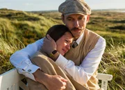 Amanda Berggren (Amalie Dollerup, l.) und Grev Ditmar (Mads Wille, r.).