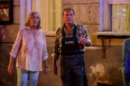 Ein Wasserrohrbruch droht die Er&ouml;ffnung vom Tancaf&eacute; D&uuml;ll zu gef&auml;hrden. Helga (Jutta Speidel) und der Handwerker Lothar (Hansi Kraus).