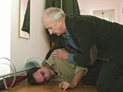 Markus Hoffmann (Harry Blank, li.) wird im Streit mit seinem Vater Kurt Hoffmann (Philipp Sonntag, re.) schwarz vor Augen - er bricht zusammen.