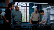 Gemeinsam mit Joe (Terry O'Quinn) setzten Steve (Alex O'Loughlin), Grover (Chi McBride) und Chin (Daniel Dae Kim) von Five-O alles daran, einen sterbenskranken Mann zu finden und das Ausbrechen einer weltweiten Epidemie zu verhindern.
