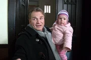 Kurt Schollwer (Fritz Wepper) und Christoph Baumgartner schieben sich gegenseitig das Findelkind Baby Rosi zu.