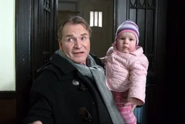 Kurt Schollwer (Fritz Wepper) und Christoph Baumgartner schieben sich gegenseitig das Findelkind Baby Rosi zu.