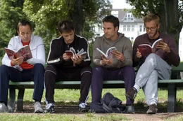 Adam (Marco Girnth, 2.v.r.) ist absolut verzweifelt! Nicht einmal seine besten Freunde Ulf (Moritz Lindbergh, l.), Karl (Jan Sosniok, 2.v.l.) und Stefan (Dominic Boeer, r.) scheinen eine L&ouml;sung f&uuml;r sein sexuelles Problem zu haben.