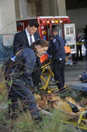 BU: Dr. Temperance "Bones" Brennan (Emily Deschanel) und Special Agent Seeley Booth (David Boreanaz) BB: achte Staffel, OT: The But in the Joke Bones_Ep713_ButInJoke_Sc2_0101