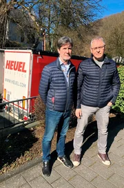 Die Nachbarn Martin Krings (l.) und Hubert Gerbersmann m&uuml;ssen seit 15 Monaten den Dauerstau in L&uuml;denscheid ertragen.