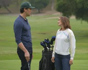 Xander Fogerty (Hayes MacArthur, l.); Angie D'Amato (Leighton Meester, r.)