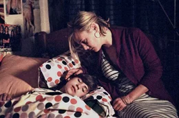 Nachdenklich und besorgt sitzt Johanna (Eva Hassmann, r.) am Bett ihrer schlafenden Tochter Luzie (Roxanne Borski, l.).