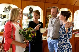 Helga (Jutta Speidel, li.) &uuml;berrascht ihre alte Jugendfreundin Maria (Uschi Glas) zu ihrem Geburtstag in dem Juwelierladen von Marias Sohn Jakob (Max Schmidt) und ihrer Schwiegertochter Paula (Kathrin von Steinburg).