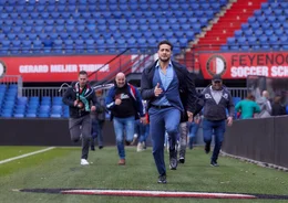 Bei einem Auftrag, der aus dem Ruder l&auml;uft, wird Dylan (Juvat Westendorp) von w&uuml;tenden Fu&szlig;ballfans (Komparsen) gejagt, die sich f&uuml;r eine durch Dylan abgesagte Hochzeit versammelt hatten.