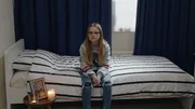 Floor (Bobbie Mulder) erzählt den Interessenten, dass dies das Zimmer ihres toten Bruders ist, der immer noch durch das Haus spukt. Floor (Bobbie Mulder) erzählt den Interessenten, dass dies das Zimmer ihres toten Bruders ist, der immer noch durch das Haus spukt.