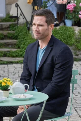 Ben (Luke Macfarlane) trifft auf die Holzhandwerkerin Moriah, die den Leuchtturm in einer franz&ouml;sischen K&uuml;stenstadt restaurieren will. Doch er hat andere Pl&auml;ne...