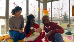 Baby Benjamin (Marius Benchenafi) wirkt h&ouml;chst zufrieden mit den neuen Eltern Salimata (Aissa Maiga, M.) und Paul (Lucien Jean-Baptiste). Links daneben die Pflegerin (Naidra Ayadi).