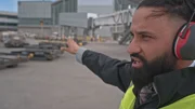 Manpreet Virdi, Betriebsleiter bei Air Canada, &uuml;berwacht den Rampenbetrieb. (Arrow International Media Ltd & Cantina Media)
