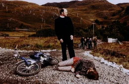 Vorne: Priest (Jonathan Hackett) und Bess (Emily Watson)