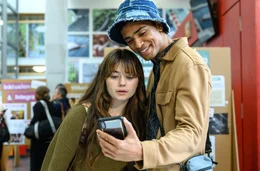 Lilly (Ella Lee, li.) und Ricky (Jeremias Amoore) sind gemeinsam stark f&uuml;rs Klima.