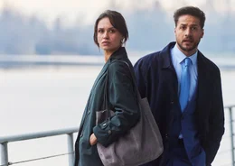 Der Job von Dylan (Juvat Westendorp, r.) als professioneller Schlussmacher h&auml;lt so manche &Uuml;berraschung f&uuml;r ihn und Zo&euml; (Holly Mae Brood, l.) bereit.