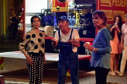 Feuerwehreinsatz am D&uuml;ll. Kiki (Hanelore Elsner, li.) Cabrio (Eduardo Mulone) und Maria (Uschi Glas) sind nach einem Wasserrohrbruch im Tanzcafe durchn&auml;sst.