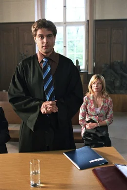 L-R: Kai Brechtel (Rapha&euml;l Vogt) ist erfolgreicher Anwalt einer renommierten Kanzlei, seine Sekret&auml;rin Kiki (Franca Berlin) ist ihm dabei eine gro&szlig;e Unterst&uuml;tzung.