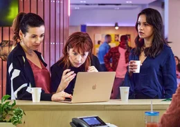 Die Verlagschefin Trix (Birgit Schuurman, l.) und die Fotografin Lana (Sarah Bannier, M.) sind wenig begeistert von der rei&szlig;erischen Erstfassung von Zo&euml;s (Holly Mae Brood, r.) Artikel &uuml;ber den "Break-Up Club".