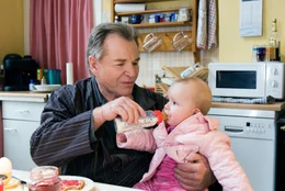 Egal ob er oder sein Widersacher, der Wohnungsnachbar Christoph Baumgartner, der Vater vom Findelkind Rosi ist. Das Herz von Kurt Schollwer (Fritz Wepper) geht beim Anblick vom Baby Rosi auf - f&uuml;rsorglich gibt er Rosi die Flasche und vergisst allen Streit mit seinem Nachbar Christoph.