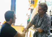 Sind in Odells Friseursalon gefangen, w&auml;hrend sie versuchen, einen jungen verletzten Mann zu besch&uuml;tzen, der von einer Gruppe armenischer Killer verfolgt wird: Steve (Alex O'Loughlin, l.) und Odell (Michael Imperioli, r.) ...