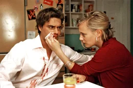 L-R: Nachdem Kai (Rapha&euml;l Vogt) sich f&uuml;r Luzie gepr&uuml;gelt hat, kommen er und Johanna (Eva Hassmann) sich n&auml;her.
