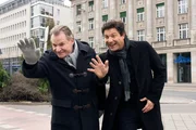 Der Jaguar von Christoph Baumgartner&acute;s (Francis Fulton-Smith, re.) hat eine Panne und bleibt liegen. Kurt Schollwer (Fritz Wepper) und Christoph rufen f&uuml;r die vermeintliche Babysitterin Andrea Paulsen (Stephanie Stumph) ein Taxi.