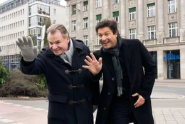 Der Jaguar von Christoph Baumgartner&acute;s (Francis Fulton-Smith, re.) hat eine Panne und bleibt liegen. Kurt Schollwer (Fritz Wepper) und Christoph rufen f&uuml;r die vermeintliche Babysitterin Andrea Paulsen (Stephanie Stumph) ein Taxi.